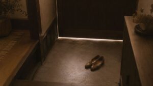 薄暗い土間に残された一組の靴