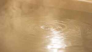 湯気の立つ水面に広がる波紋