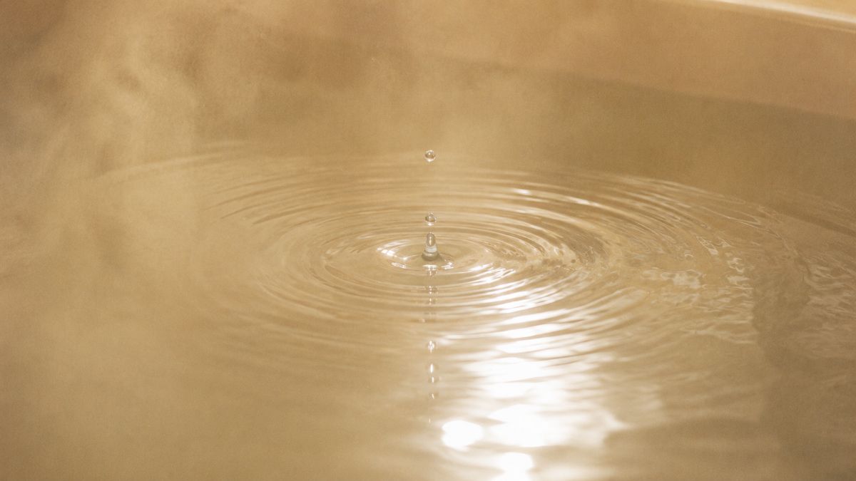 湯気の立つ水面に広がる波紋