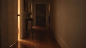 少し開いたドアの隙間から漏れる光